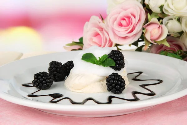 Sabroso pastel de merengue con bayas en la mesa — Foto de Stock
