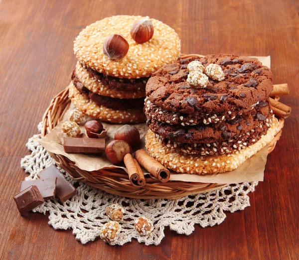 Zelfgemaakte koekjes met sesamzaad, chocolade, op servet, op houten achtergrond — Stockfoto