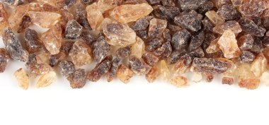 beyaz zemin üzerine karamelize şeker