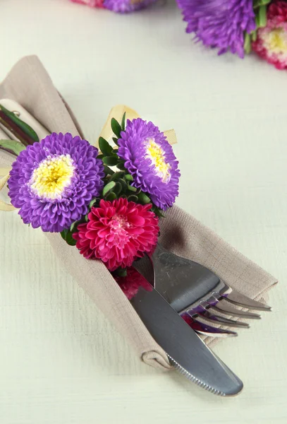 Mesa de comedor festiva con flores — Foto de Stock