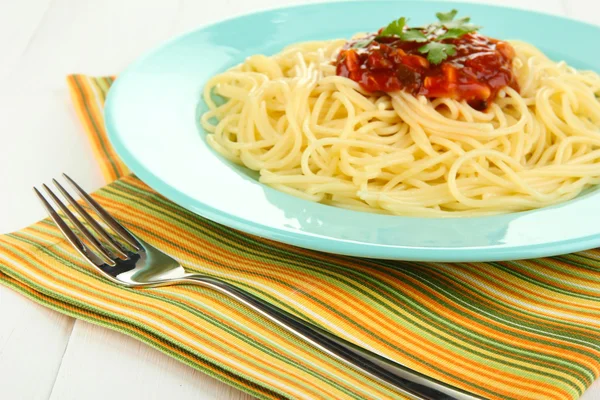 Spaghetti italiani in piatto su tavolo di legno — Foto Stock