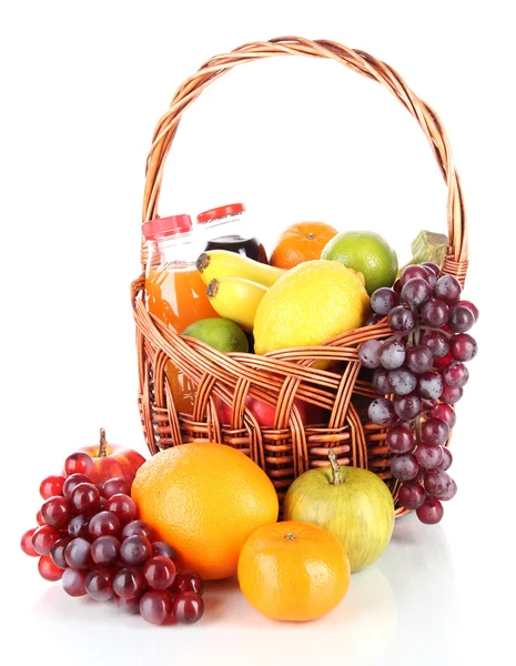 Frutos diferentes em cesta de vime com suco isolado em branco — Fotografia de Stock