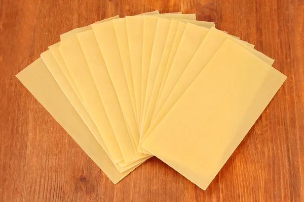 Råa lasagne pasta på trä bakgrund — Stockfoto