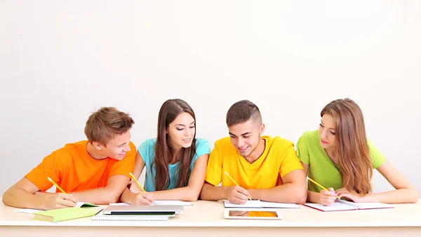 Gruppo di giovani studenti seduti nella stanza — Foto Stock