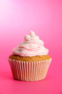 pembe bir arka plan üzerinde leziz cupcake