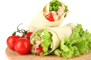 kebap - ızgara et ve sebzelerin üzerine beyaz izole ahşap tahta üzerinde