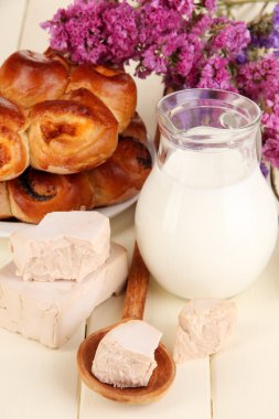 pasta üzerinde ahşap masa yakın çekim ile kuru maya