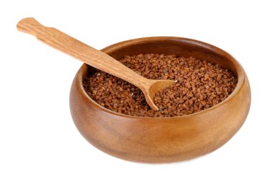 karabuğday kabuğu çıkarılmış tane kase ve tahta kaşıkla üzerine beyaz izole