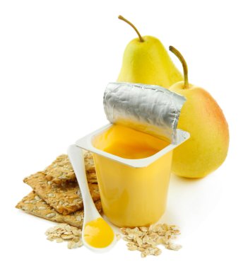 Açık plastik kap, kurabiye ve meyve, üzerinde beyaz izole lezzetli yoğurt