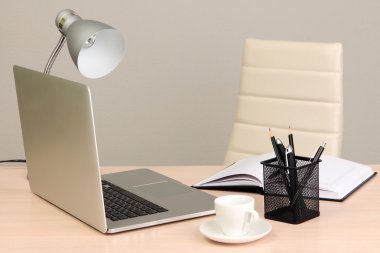 Bilgisayarlı ofis işyeri, kapat