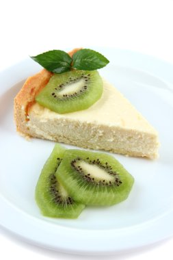 cheesecake ile plaka üzerinde beyaz izole, kivi dilimi