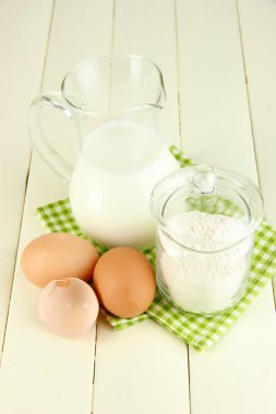 malzemeler hamur üzerinde ahşap masa yakın çekim için