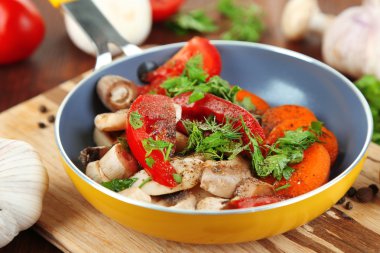 taze sebzeler tavada ahşap masa yakın çekim üzerine dilimlenmiş