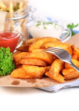 izleme kağıt peçete üzerine beyaz izole yakınındaki ahşap tahta üzerinde ev patates