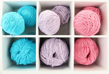 Ahşap kutusunda üzerinde beyaz izole renkli cam clews