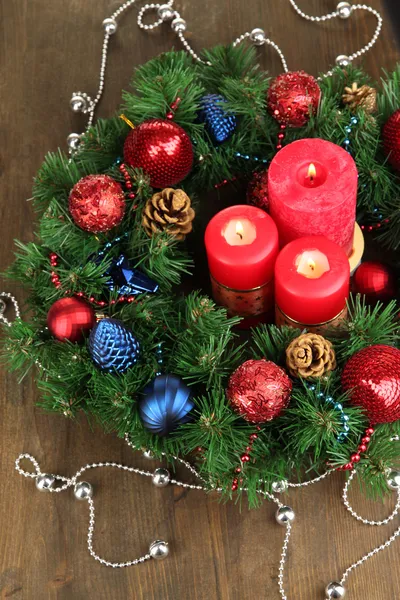 Hermosa corona de Navidad en la mesa de madera primer plano —  Fotos de Stock