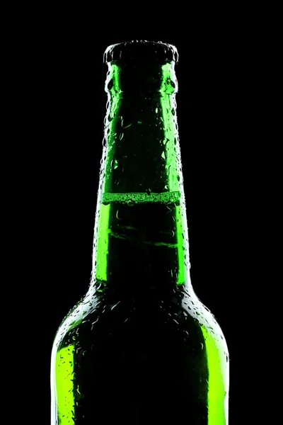 Бутылка пива на черном фоне — стоковое фото