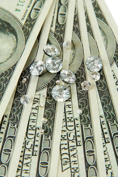 Красивые сверкающие кристаллы (бриллианты) на денежном фоне — стоковое фото