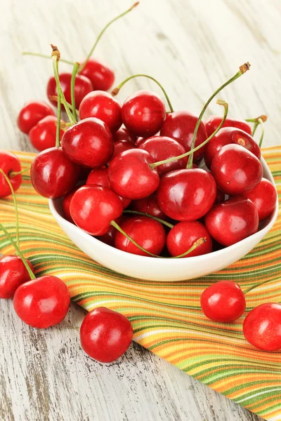 Bayas de cereza sobre mesa de madera de cerca — Foto de Stock