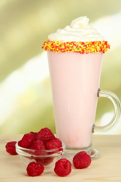 Heerlijke milkshake op tafel op lichte achtergrond — Stockfoto