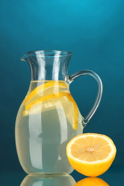 Limonade im Krug auf blauem Hintergrund — Stockfoto