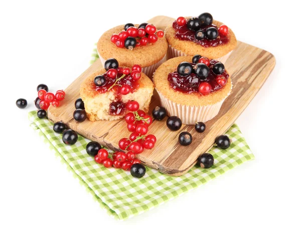 Leckere Muffins mit Beeren isoliert auf weiß — Stockfoto