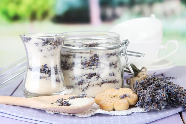 Vaso di zucchero di lavanda e fiori di lavanda fresca su sfondo luminoso — Foto Stock