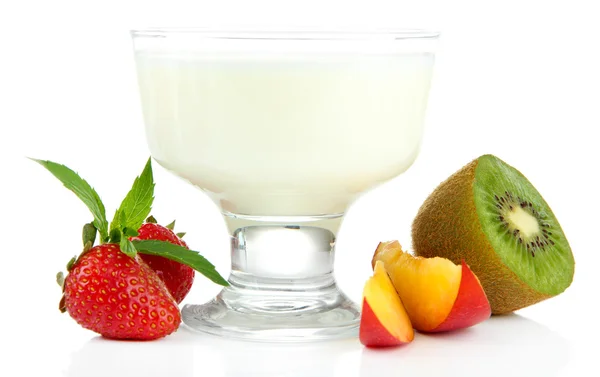 Delicioso yogur con frutas y bayas aisladas en blanco — Foto de Stock