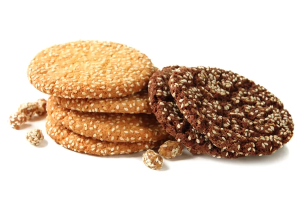 Zelfgemaakte koekjes met sesamzaad, geïsoleerd op wit — Stockfoto