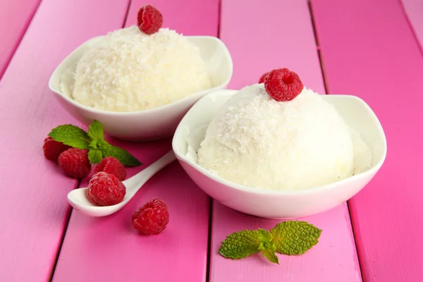 Deliciosos bolos de coco em tigelas na mesa close-up — Fotografia de Stock