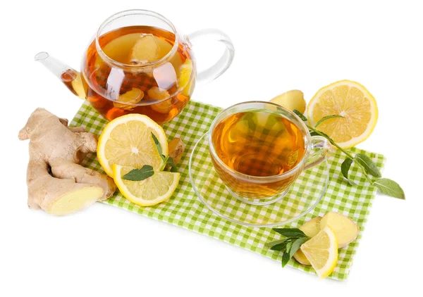 Vízforraló és a csésze tea a szalvéta elszigetelt fehér gyömbér — Stock Fotó