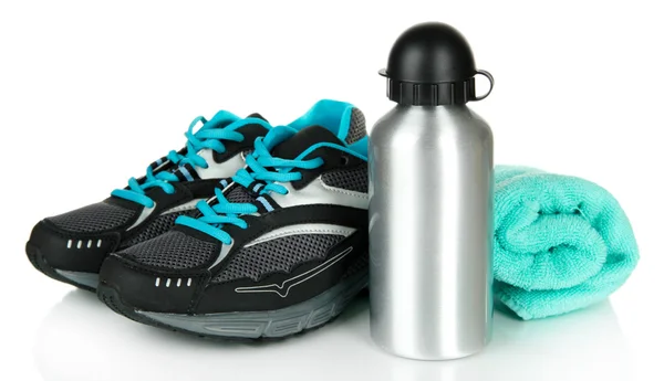 Spor şişe, spor ayakkabı, üzerinde beyaz izole havlu — Stok fotoğraf