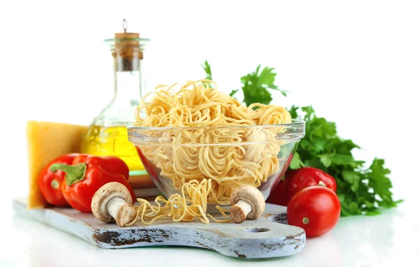 Pasta con aceite, queso y verduras aisladas sobre blanco — Foto de Stock