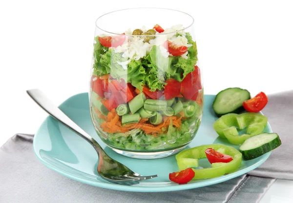 Smakelijke Salade met verse groenten, geïsoleerd op wit — Stockfoto