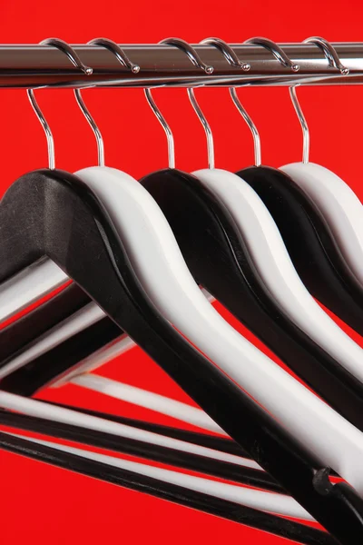 Черно-белые вешалки для одежды на цветном фоне — стоковое фото