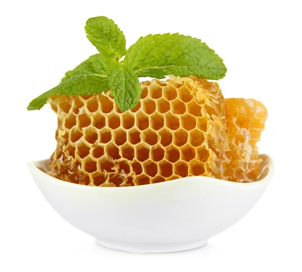 Doces favos de mel em tigela isolada em branco — Fotografia de Stock