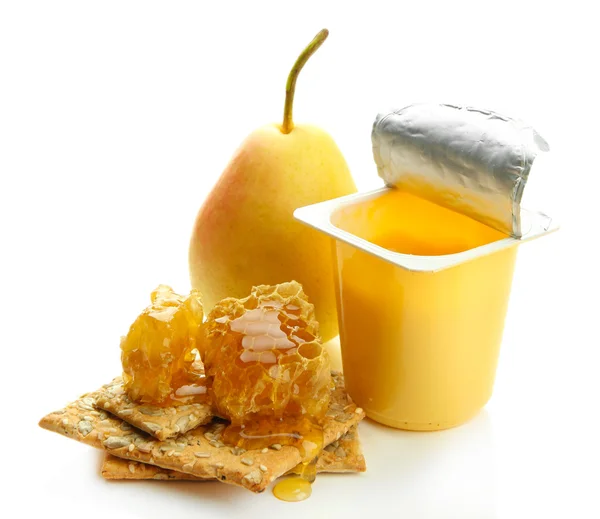 Smaskiga desserter i öppna plastkoppar och honung kammar, frukter, isolerad på vit — Stockfoto