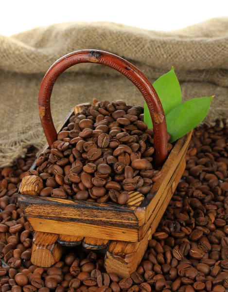 Kaffebönor i trä korg på vit bakgrund — Stockfoto