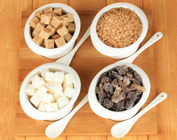 Verschiedene Arten von Zucker in Schalen auf dem Tisch Nahaufnahme — Stockfoto