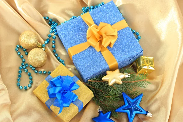 Belos presentes brilhantes e decoração de Natal, em pano de seda — Fotografia de Stock