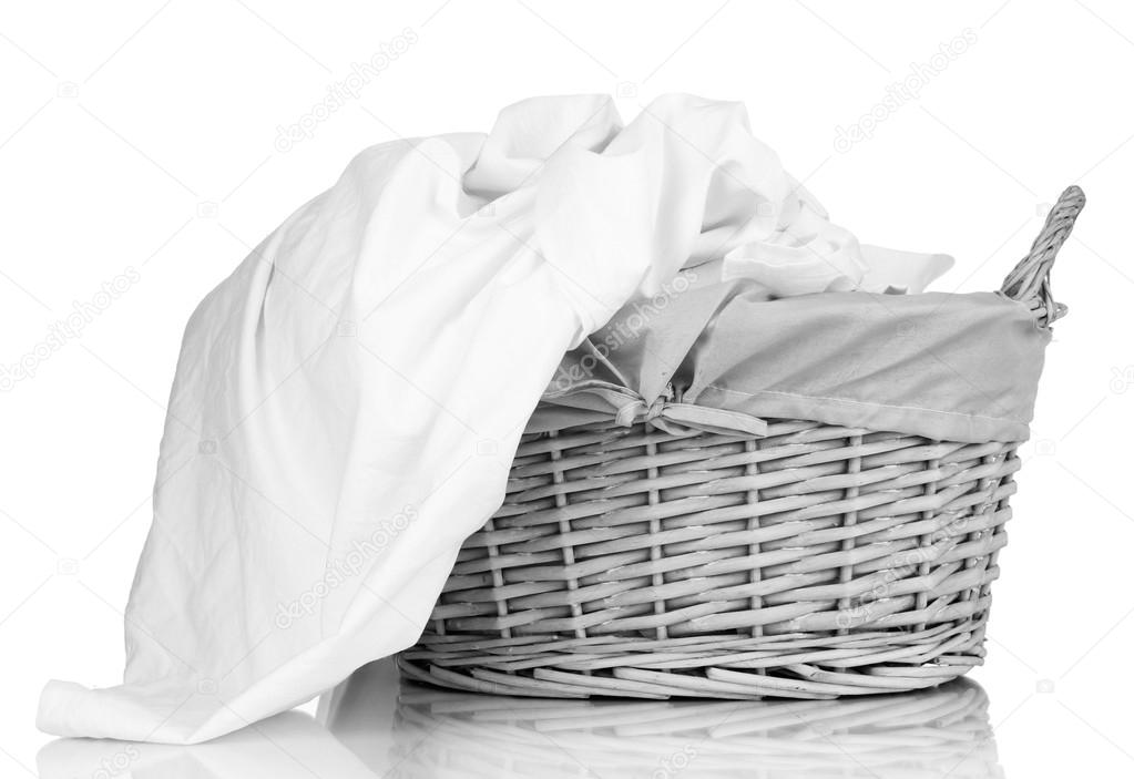 Sábanas arrugadas en canasta de mimbre aisladas en blanco: fotografía