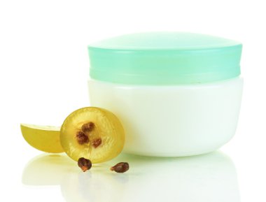 kozmetik krem ve beyaz izole dilimlenmiş üzüm