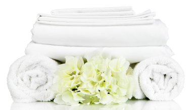 temiz yatak çarşafları ve havlular üzerinde beyaz izole yığını