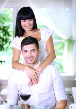 restoranda güzel genç Çift