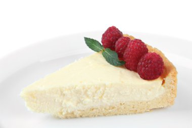 dilim ile plaka üzerinde beyaz izole, ahududu cheesecake