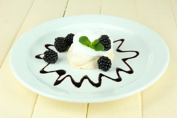 Leckerer Baiser-Kuchen mit Beeren auf Holztisch — Stockfoto