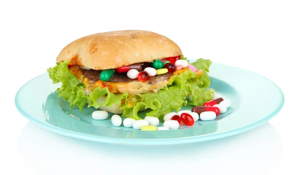 Концептуальный образ для ухода за питанием: разнообразные витамины и пищевые добавки в bun.Isolated на белом — стоковое фото
