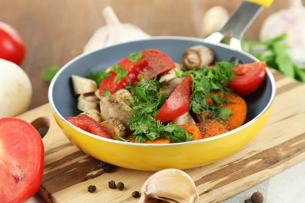 Gesneden groenten in pan op houten tafel close-up — Stockfoto