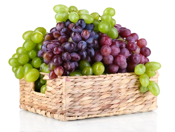 Uvas verdes e roxas maduras em cesta isoladas a branco — Fotografia de Stock