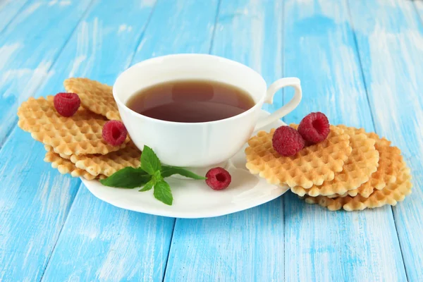 Cup of tea with cookies and raspberries on table close-up — Stock Photo, Image